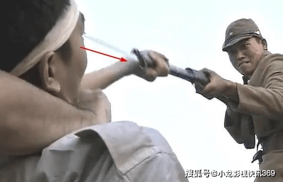 肘将这位小队长怼死,紧接着马上抽出了他的枪,小鬼子没有来得及反应