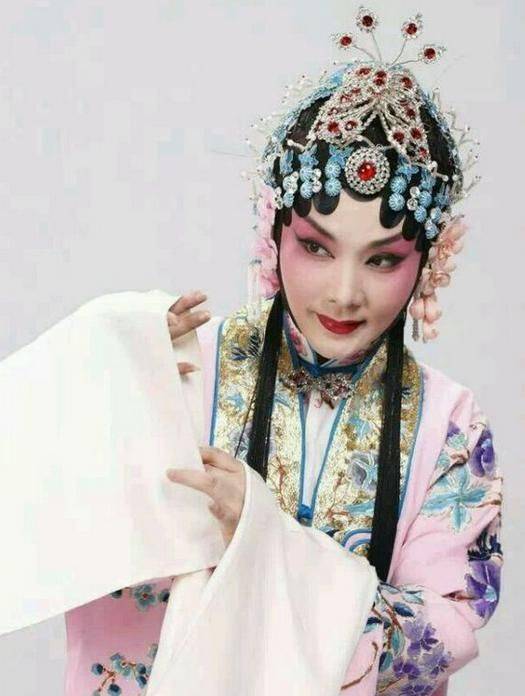 原创何赛飞,8个美丽瞬间,一位响当当的女明星,圆润典雅端庄大气
