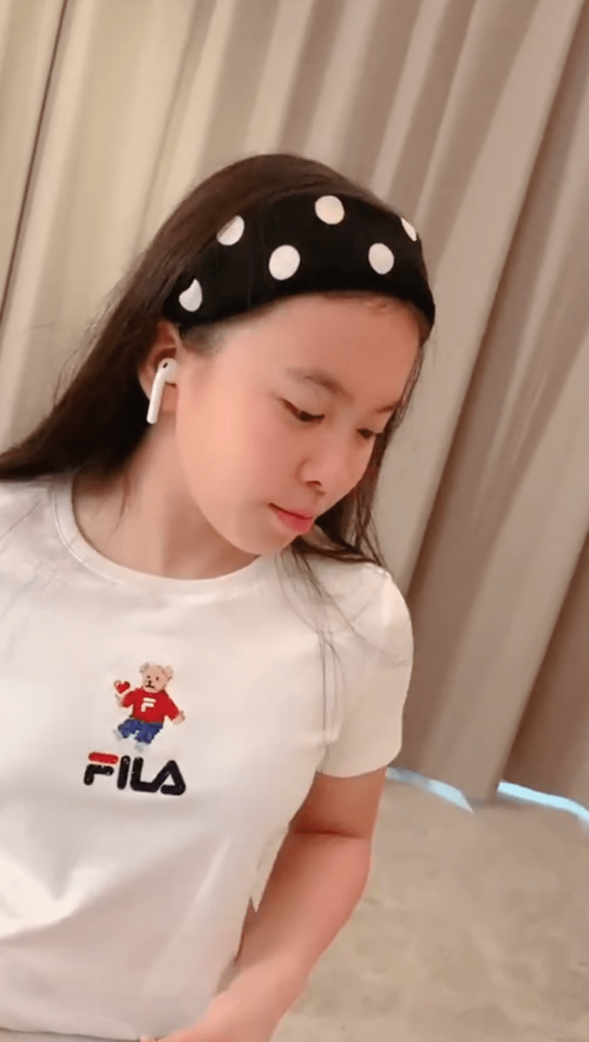 原创刘涛辟谣离婚后晒女儿近照,12岁王紫嫣发福不少,模样像极了王珂