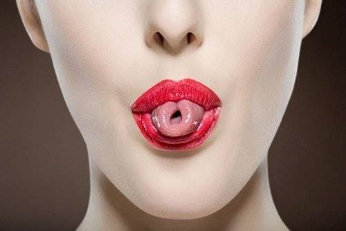 舌头全是裂纹怎么回事舌头裂纹多是怎么回事
