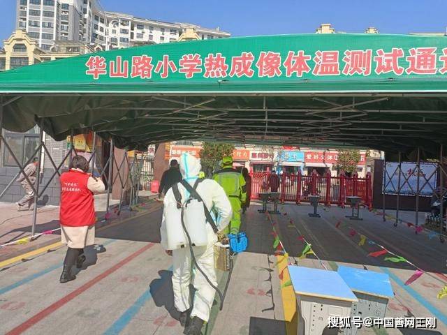 邳州公益顺风车救援队开进华山路小学开展义务消杀服务