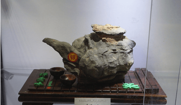 这些灵璧石都是2019年参加蚌埠奇石博览会上的灵璧石精品,泡上一壶香