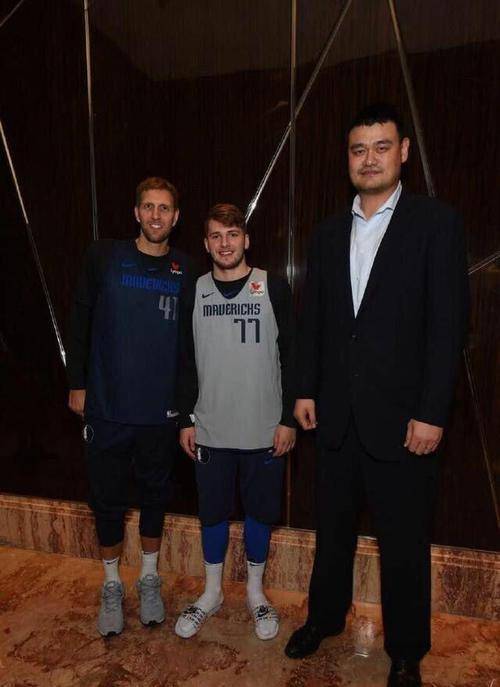 和姚明合影有多尴尬?奥尼尔瞬间小鸟依人,哈登刚到大姚肩膀