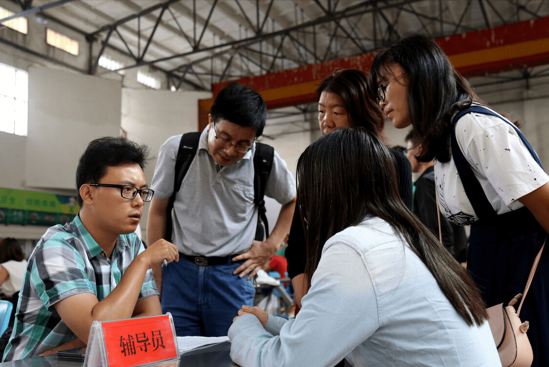 原创大学辅导员年收入曝光,难怪那么多名校博士生去当辅导员,真羡慕