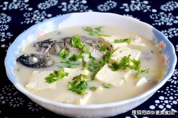 鲫鱼炖豆腐,大厨炖出地道味!出锅前加点"它,汤浓肉鲜吃不够