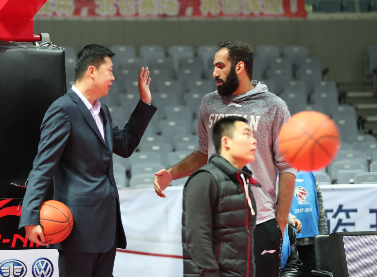 答球迷:曾跟易建联和周琦冲突,伊朗中锋哈达迪为何不受待见?