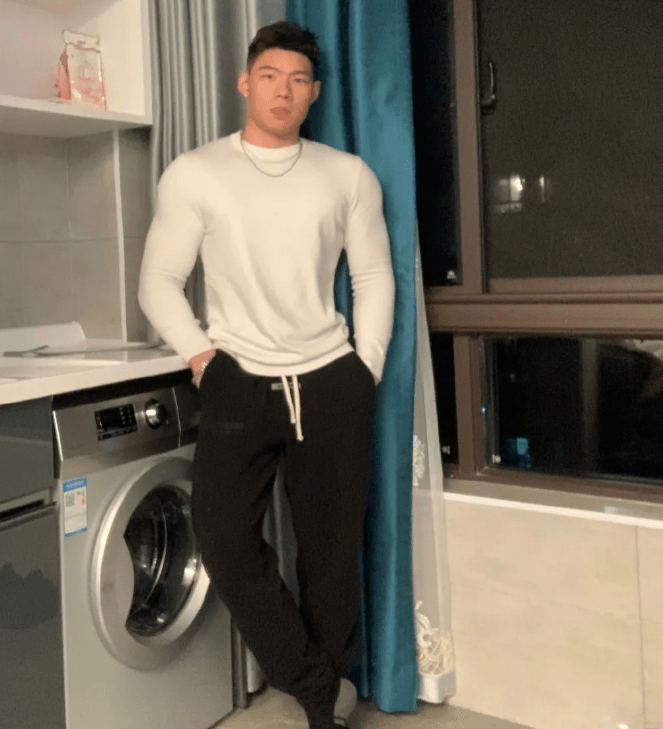 原创东北肌肉男,在家玩儿自拍,好身材就是这么给力