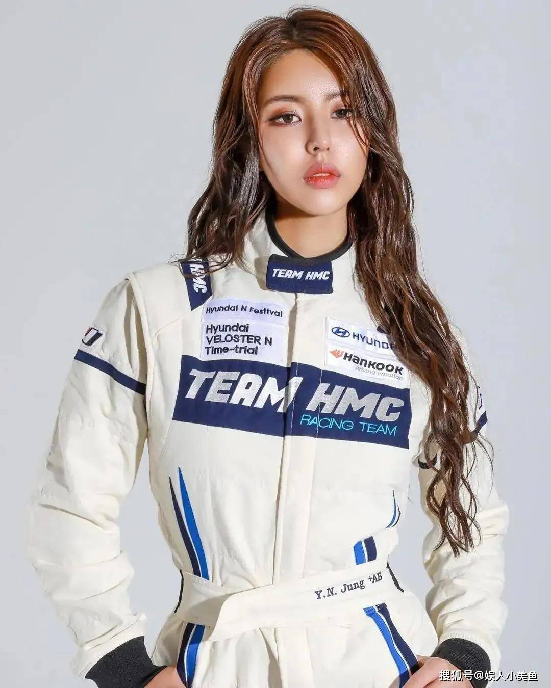 原创 韩国美女赛车手,长相魅惑身材火辣,被称为"性感小野猫"