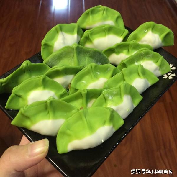 翡翠白玉水饺皮的制作方法 菠菜加水打成汁.