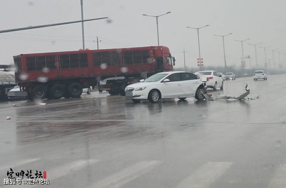 河北定州一路段发生车祸!雨天路滑,小心驾驶