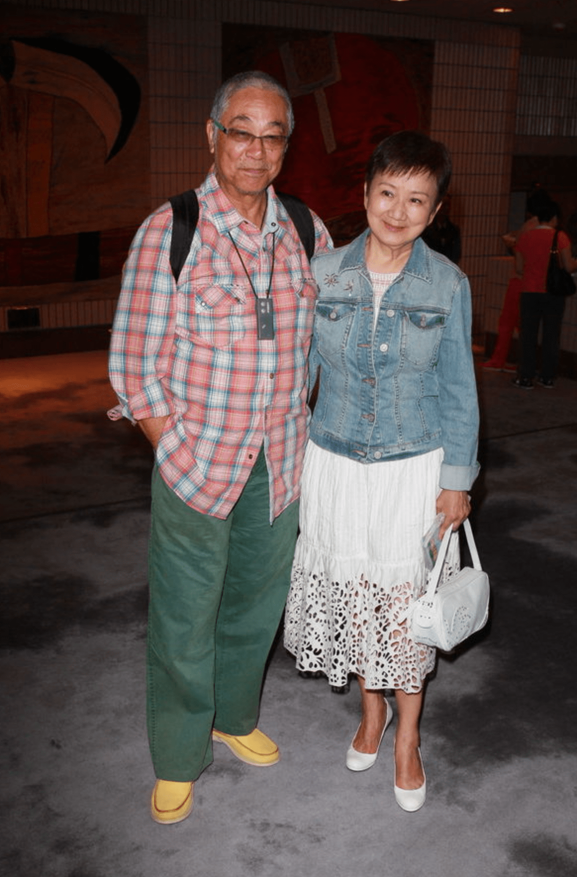 当时王馨平夫妇提前与曾江夫妇吃团圆饭,公开了照片