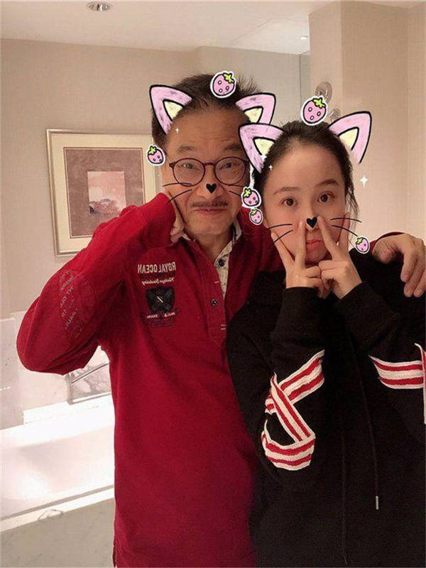 吴孟达干女儿发长文追悼,晒父女合照,想起父亲潸然泪下