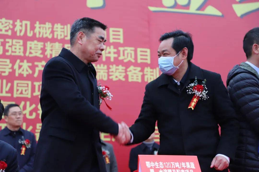 杨才超董事长与政府代表签订项目合约