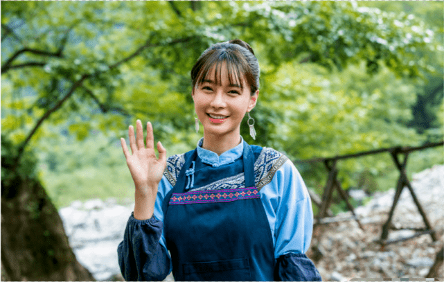 沈梦辰跳女团舞秀美腿,大腿肌肉明显舞动时肉却在颤抖