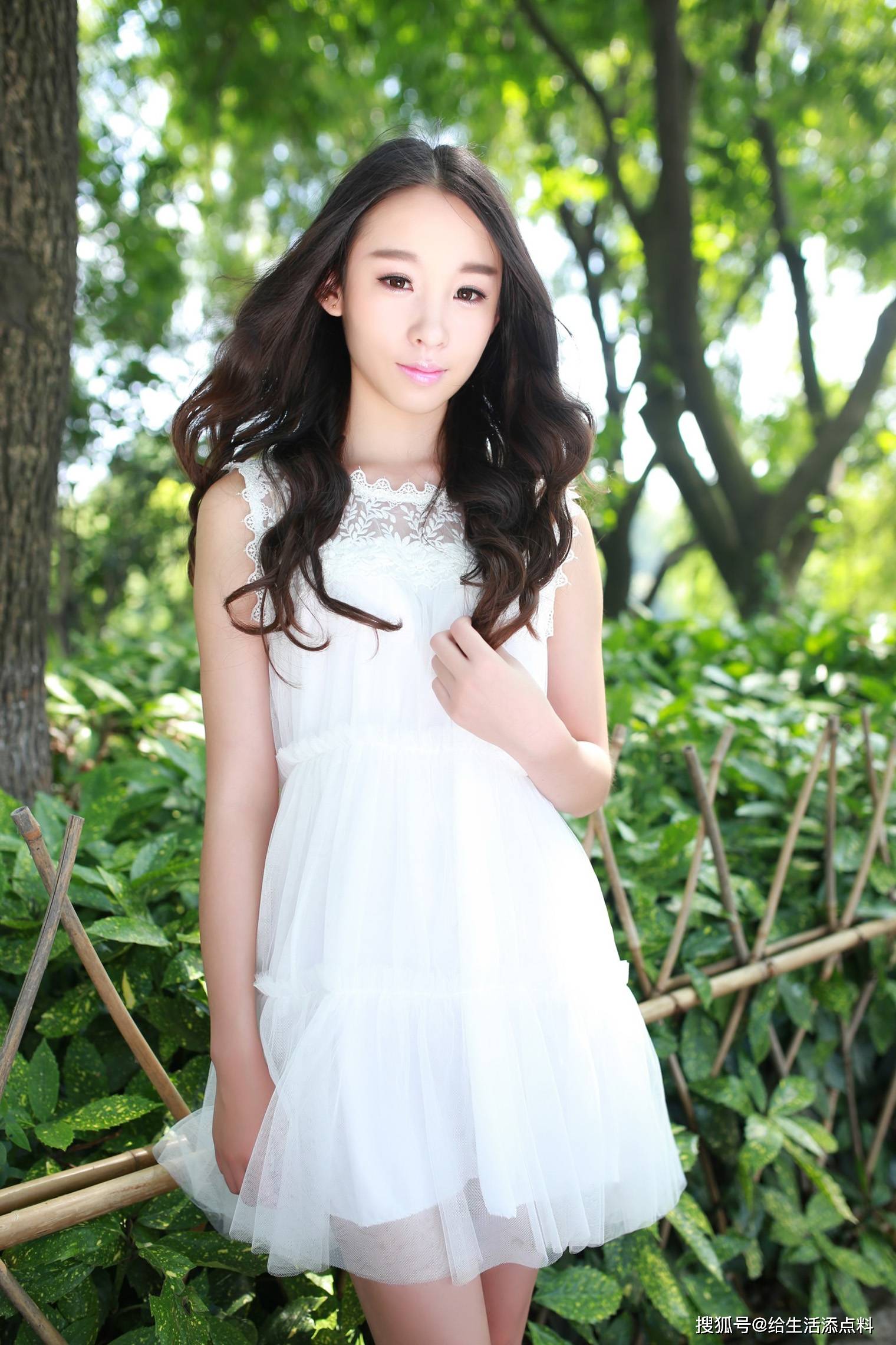 想要成为清纯的小女生吗?白色连衣裙让你秒变16岁花季少女
