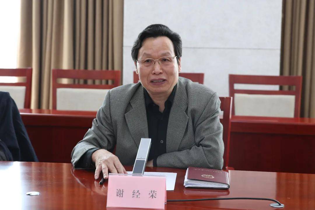 谢经荣介绍了"万企帮万村"的工作成效和"万企兴万村"工作的下步打算