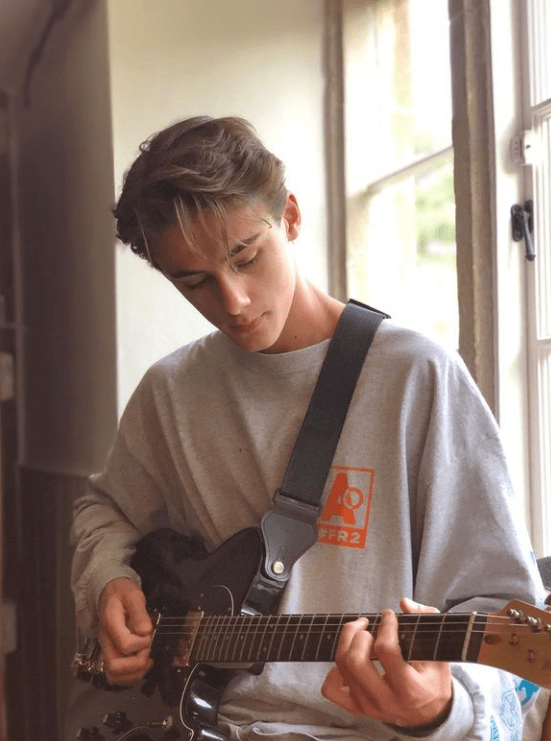 原创世界最美男孩长大了,年仅16岁身高193,有腹肌颜值更有内涵