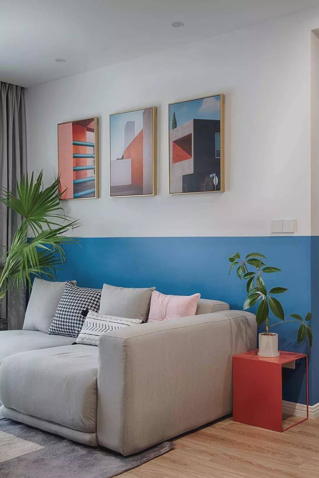 86㎡两室,蓝白拼接墙面,从客厅美到卧室,床桌一体省空间