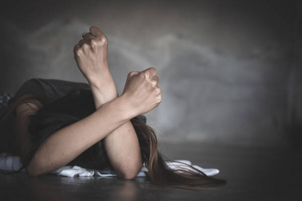 带按摩女孩去宾馆,男子化身"吸血鬼"啃伤女孩脖子,事后被告性侵却被判