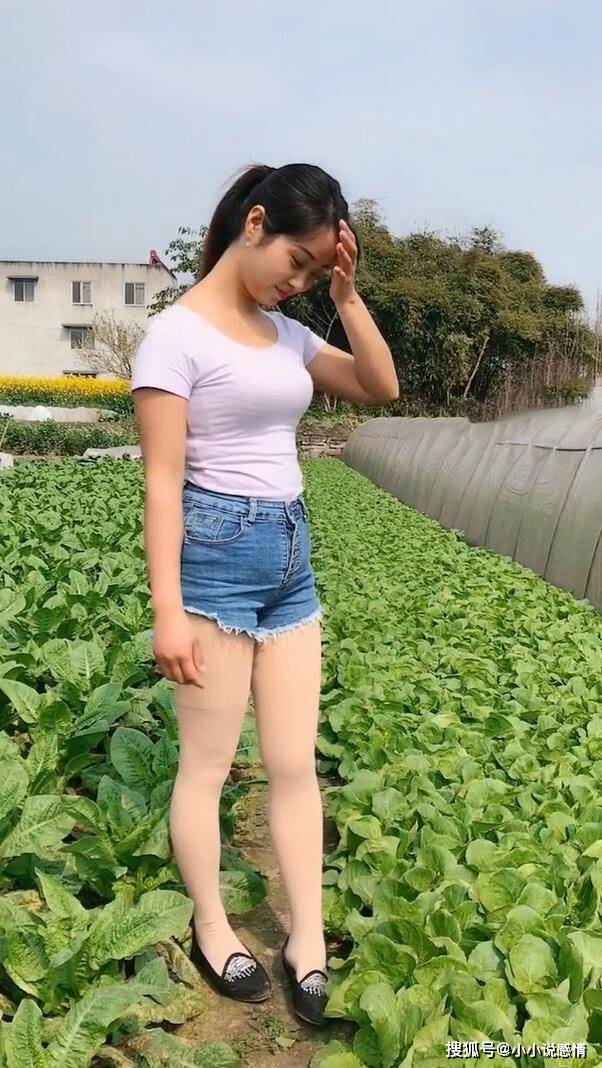 原创乡下的素颜美女清新气质展示出她不一样