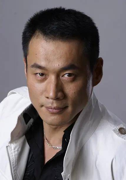 丁海峰与妻子恩爱27年,陪伴妻子战胜癌症,52岁再演武松