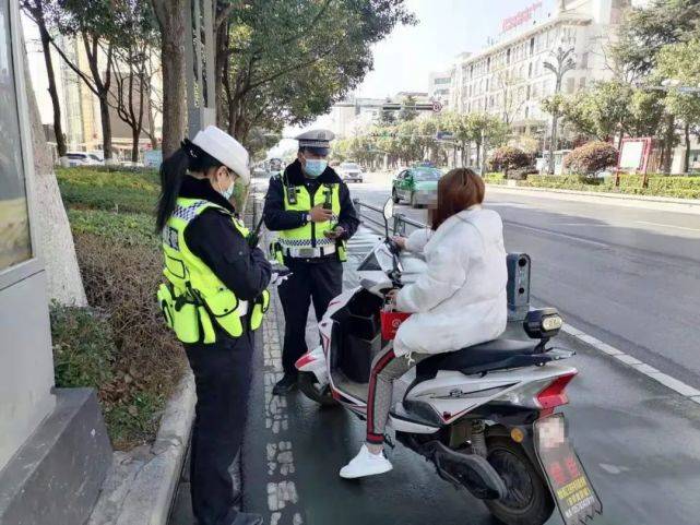 05 电动车骑乘人员不戴安全头盔的 06 影响道路交通安全的其他道路