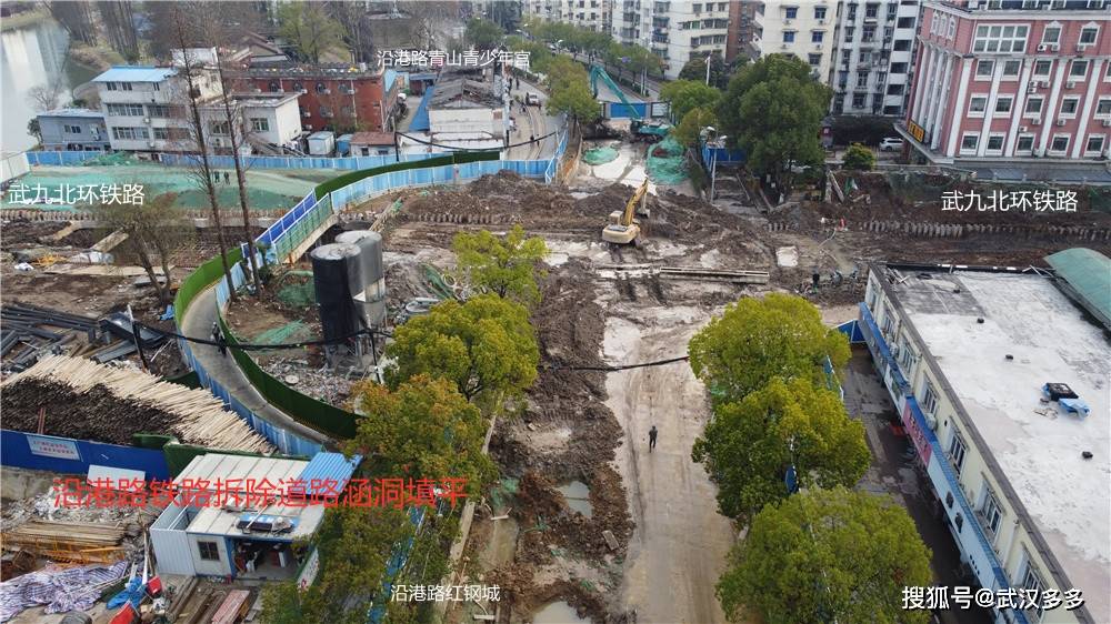 原来是武九北环铁路拆除后,铁路下修建管廊工程,铁路上也要修建绿道