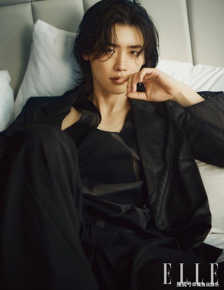 原创李钟硕为新剧扎丸子头长发写真帅气迷人简直就是行走的荷尔蒙