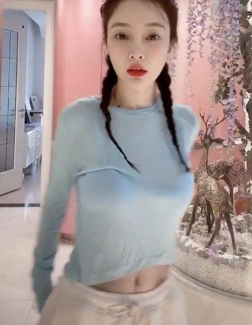 李小璐单人热舞性感十足马甲线清晰可见网友逆生长了吗