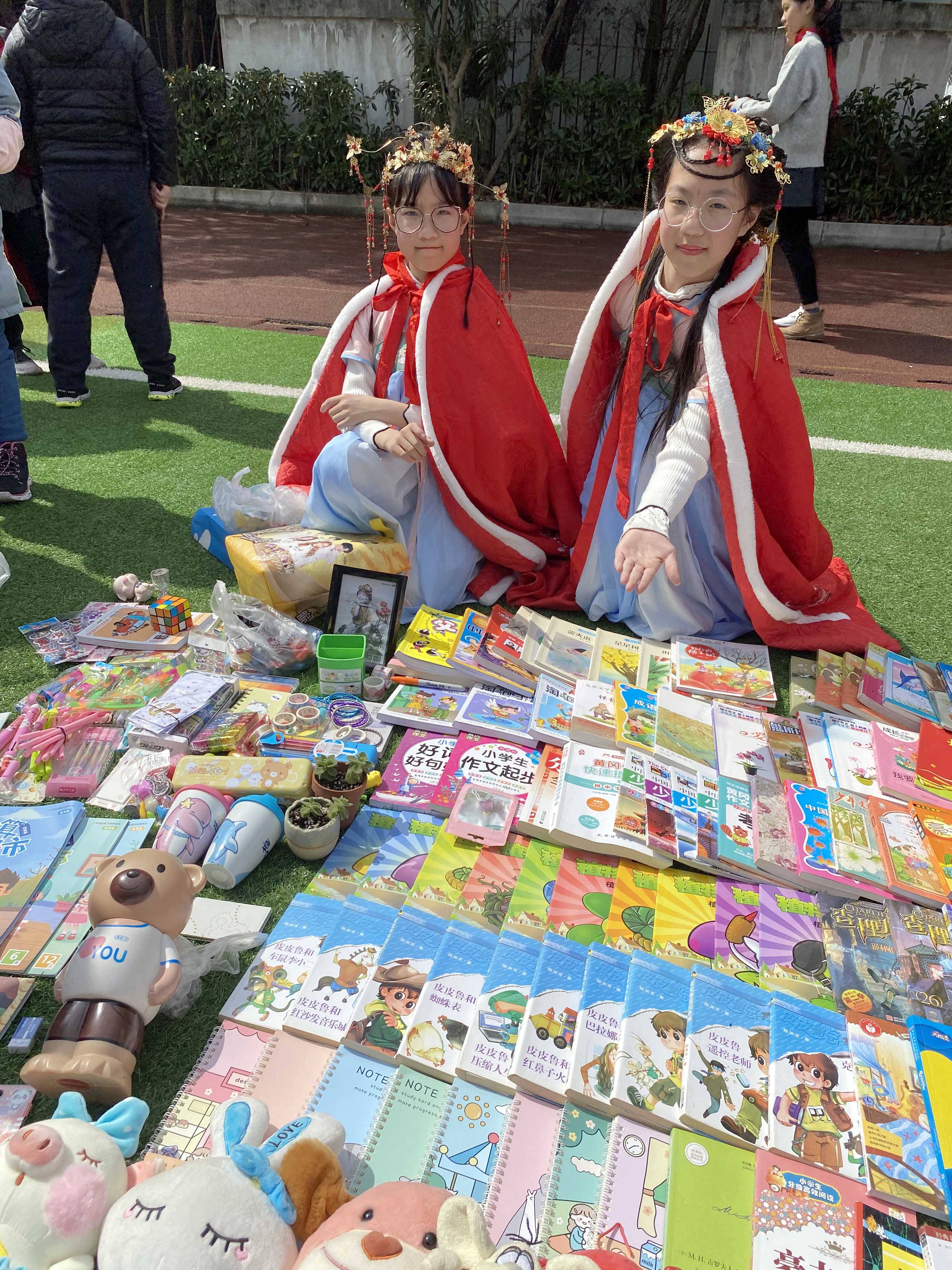 苏州市三元实验小学校:书摊嘉年华义卖活动上的cosplay!_校园