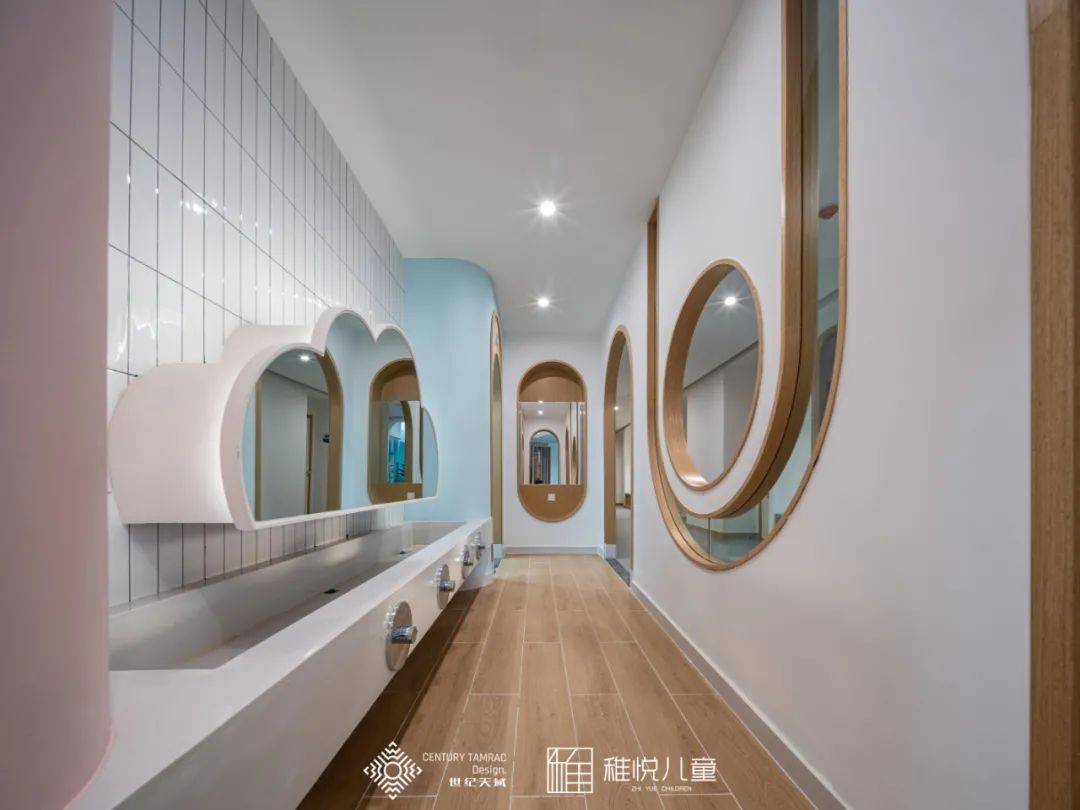 二层儿童公共卫生间   childrens public toilet on the second