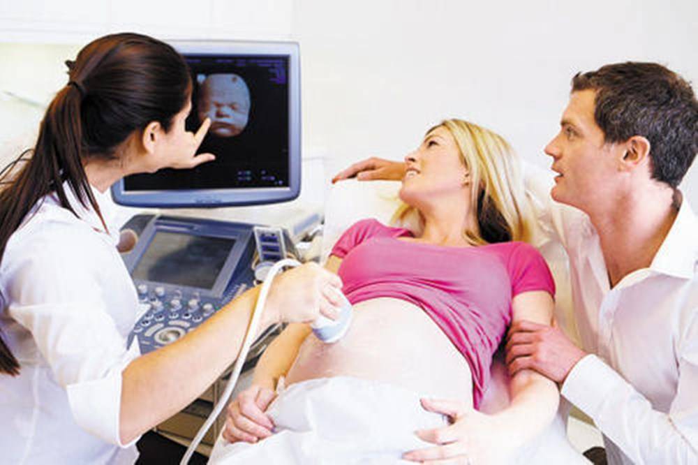 英国孕妇38周做彩超,胎儿动作让准爸妈哭笑不得,一看就是淘气包
