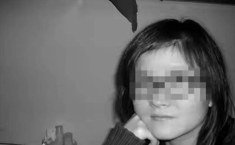 原创丈夫出轨后女子自缢身亡,家属怀疑被谋杀,9年没下葬,其父摆摊挣