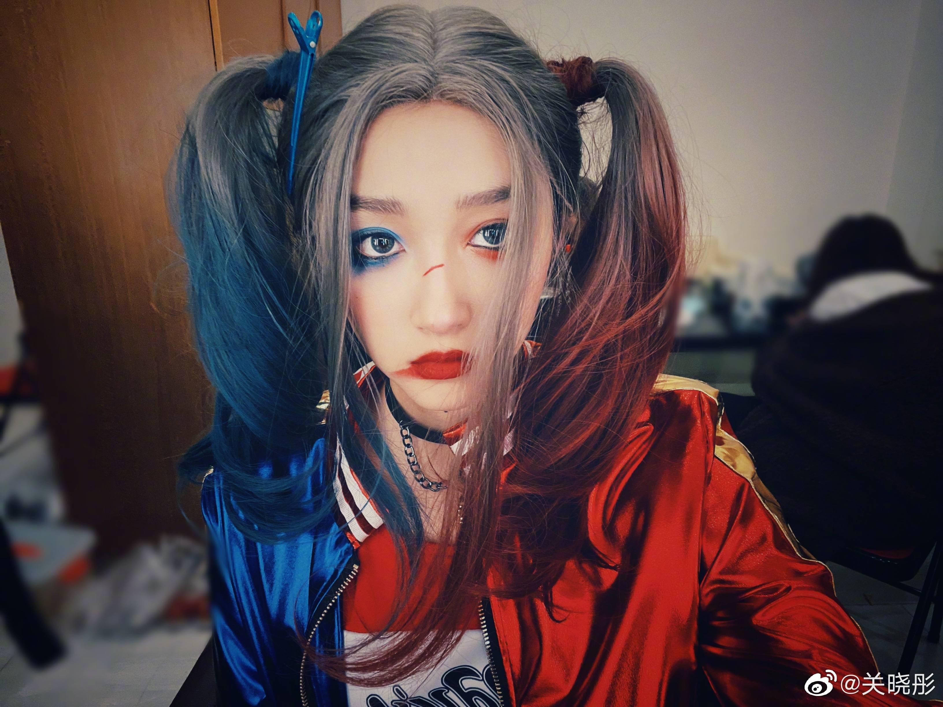 关晓彤魔法学院小丑女造型