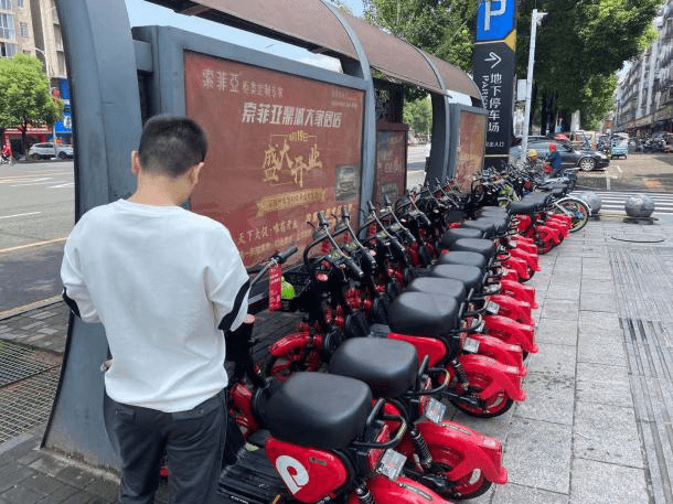 重庆市政协委员王蕾提出加快共享电单车的立法工作,规范行业发展.