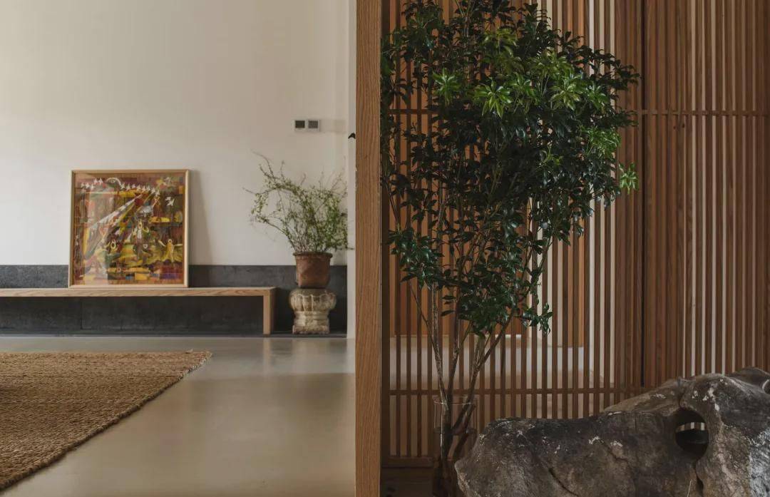 今天齐家云云要分享的本案家居以极简原木的装修风格,打