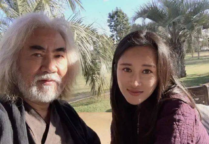 原创张纪中否认小31岁娇妻因钱爱自己,老男人的迷之自信?