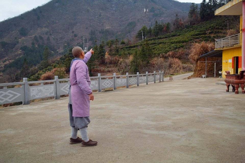 50岁大妈出家10年,常年独居大山,看生活成啥样