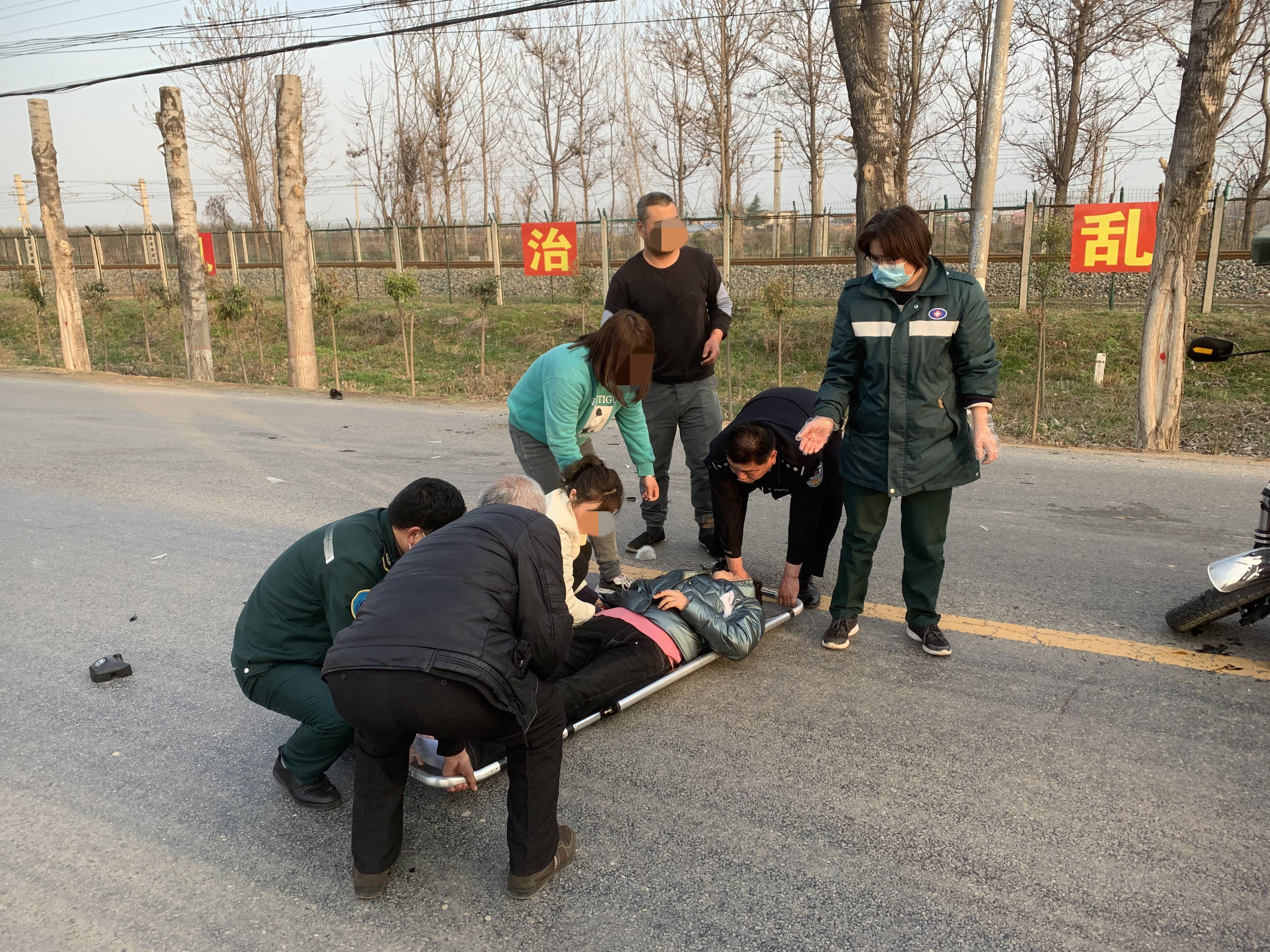 富平公安张桥派出所:出警返途遇事故 民警及时出手暖人心