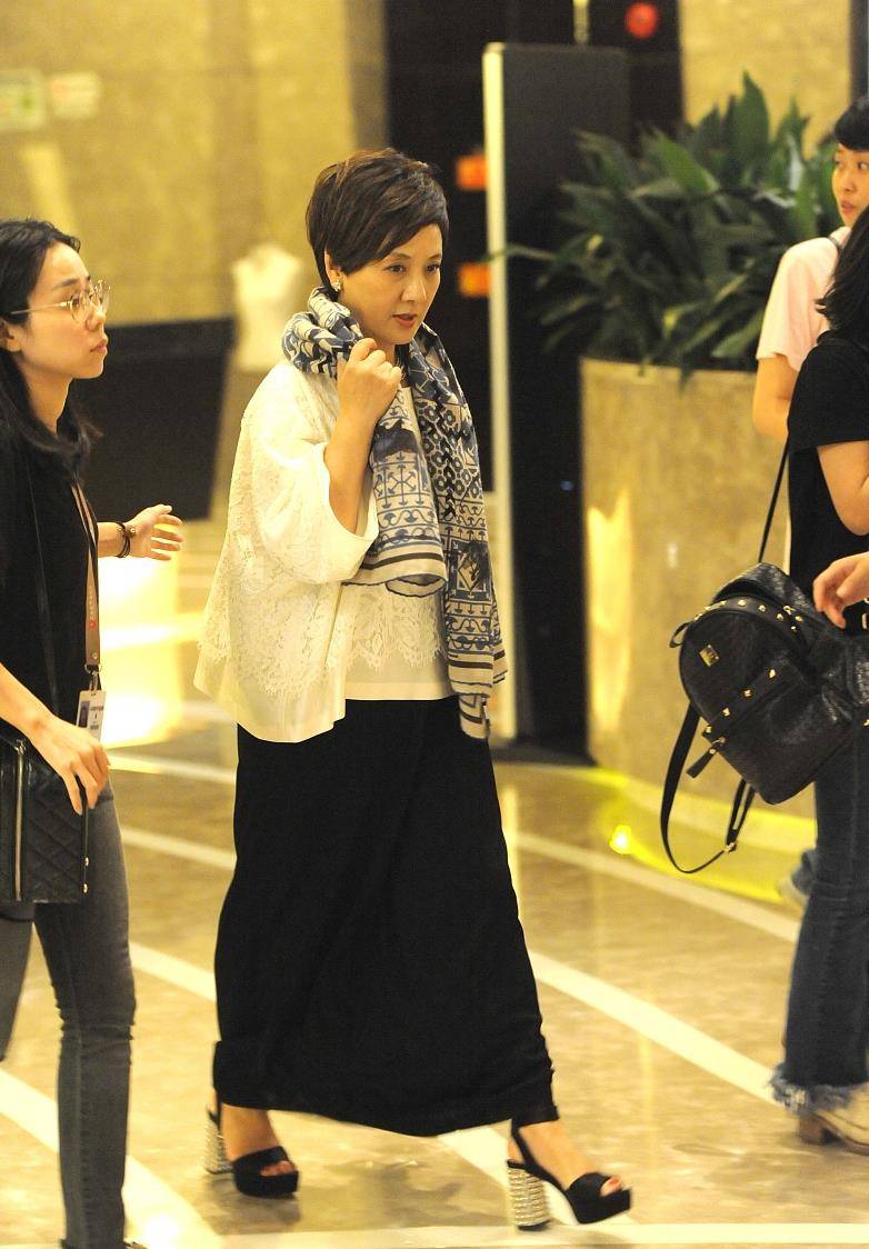 原创邓婕越老越时髦,穿黑衣,白裙配"流苏"围巾,大方又显优雅气质