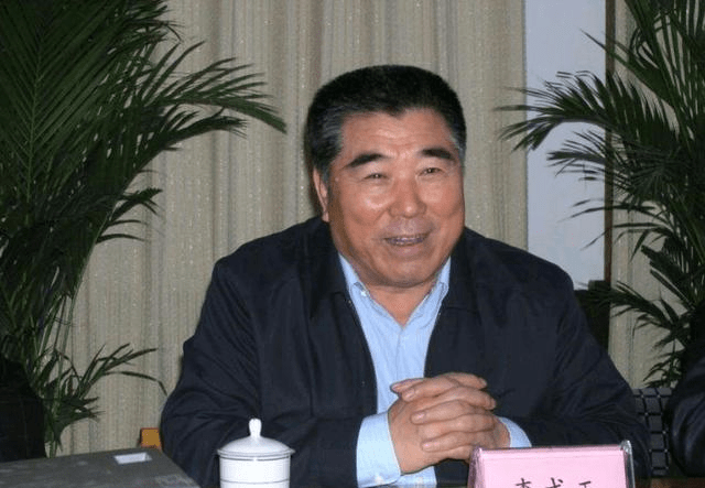 他57岁当选河南省长,42岁官至副省级,纠正假大空会风
