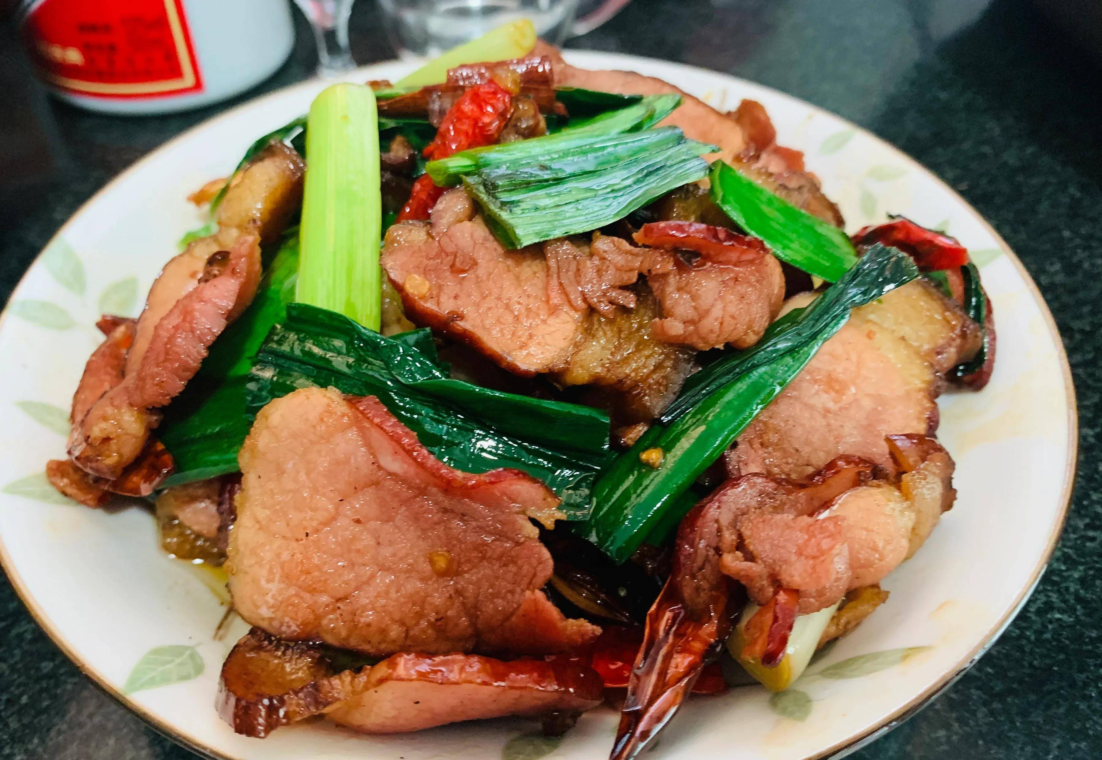 蒜苗炒腊肉,瘦多肥少,吃起来下饭不油腻