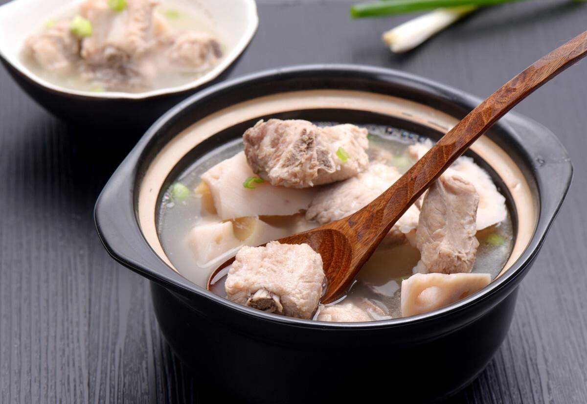 炖排骨汤,不要只会焯水,记住2个窍门,排骨更香嫩,骨汤