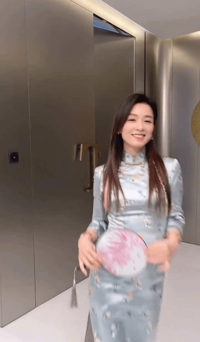 原创张庭穿上紧身旗袍时原来这么美走路晃胯的时候真有魅惑感