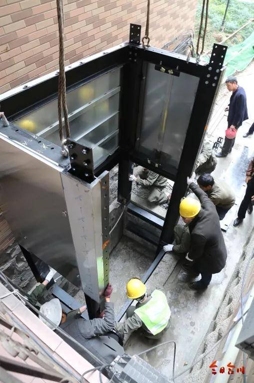 据了解,这种带钢结构一体化积木式电梯是福建快科城建增设电梯股份
