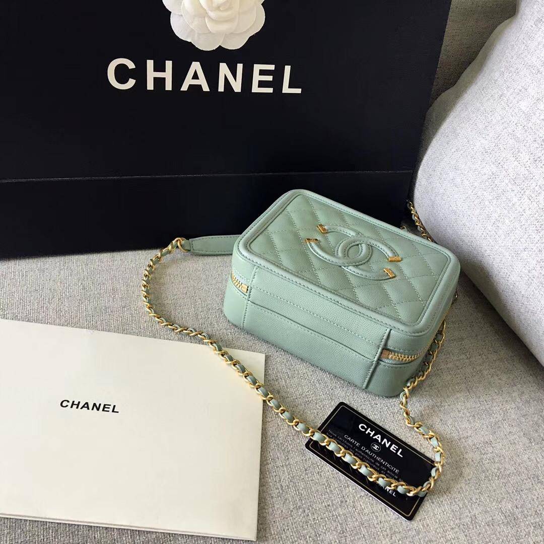 全新的vanity case化妆包采用黑色羊皮制成,并配有可拆卸的