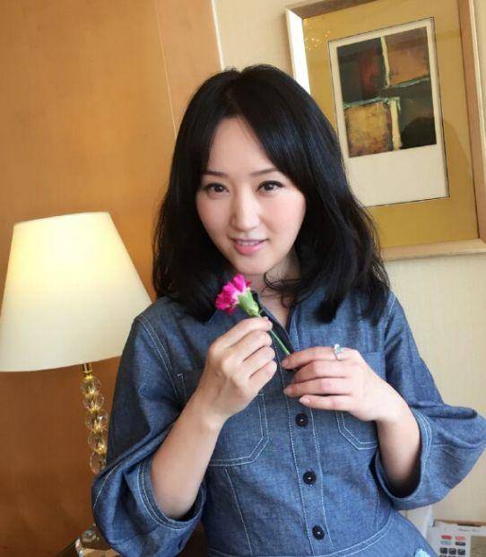 48岁杨钰莹近照曝光,甜美似少女,但脸上的法令纹却出卖了年龄!
