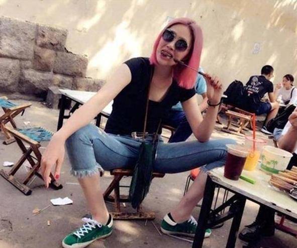 原创女排姑娘真豪放场下喜欢小酌喝酒撸串不在话下腰部纹身惹争议