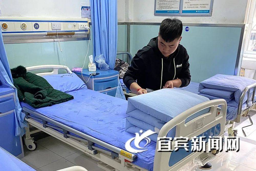 宜宾小伙在医院照顾病人,竟把病房所有被子叠成"豆腐块"!