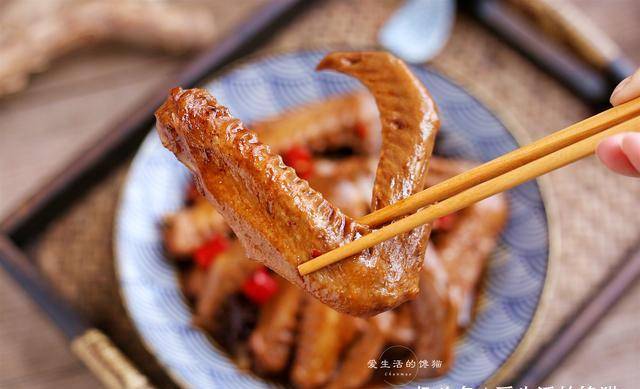 原创酒鬼必点的卤鸭翅,教你个小妙招,上色好,味道香,骨头都够味!